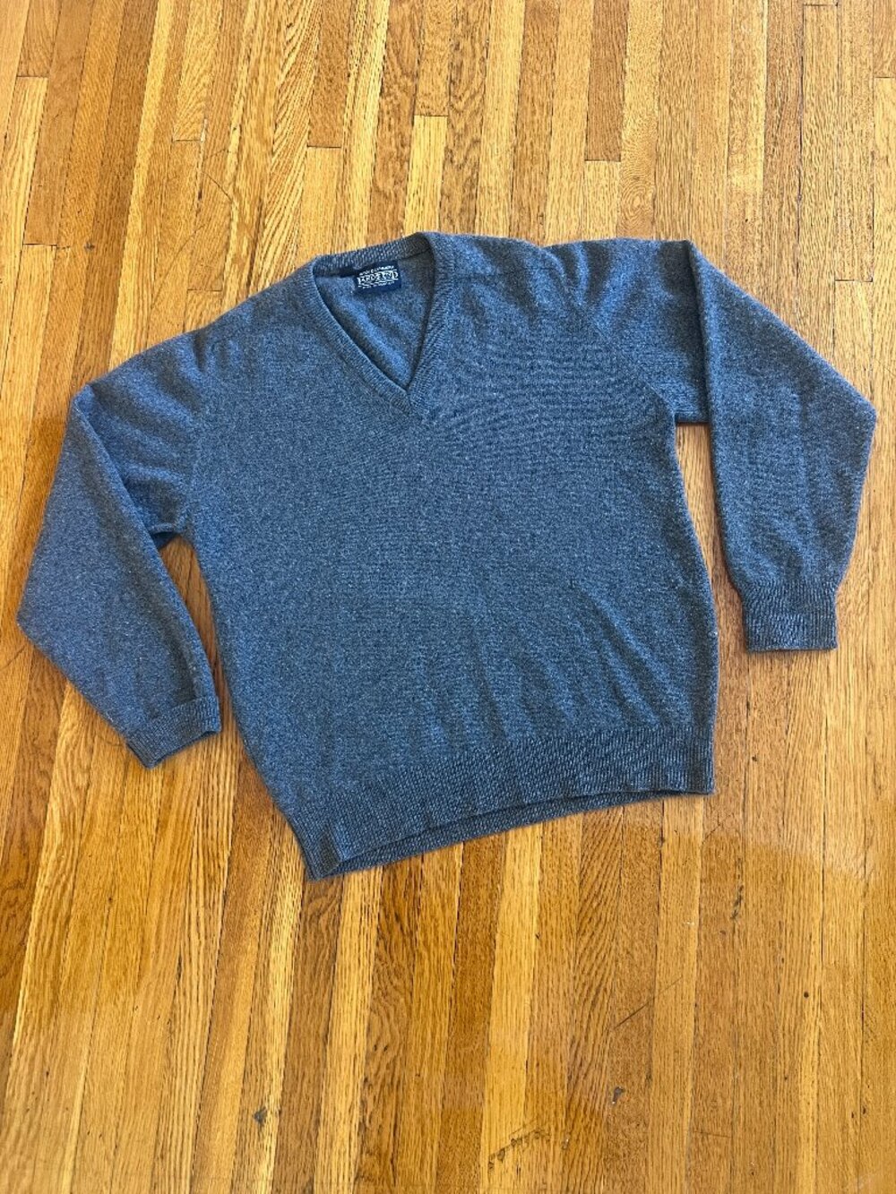 Vintage Lands' End 100% Cashmere Made in Scotland Gray V-Neck Sweater - Medium
